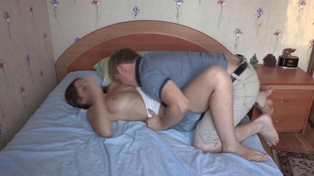 Молодой парень распечатал задницу россиянки после минета в подъезде