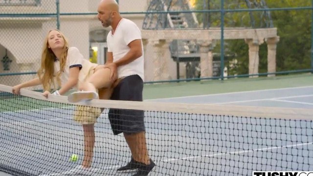 Играть в теннис оказывается скучно и красотка дает тренеру в попку